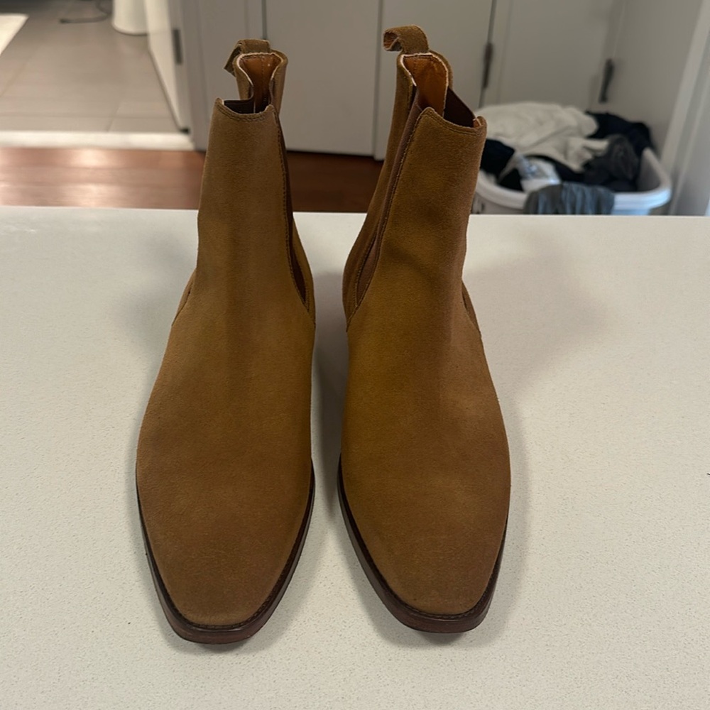 Never worn Oro Damian Granada Chelsea boots. Men’s size 9. Suede